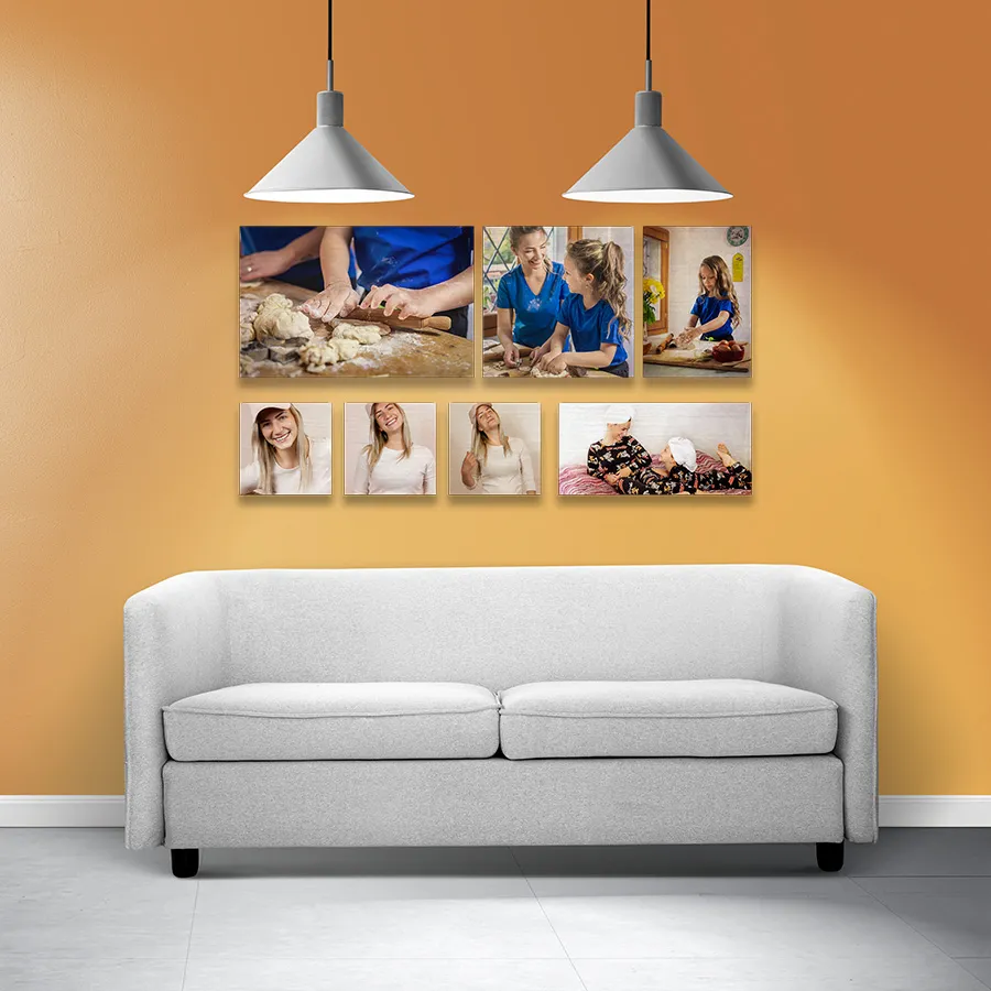 composizione di tele gallery con sofà bianco