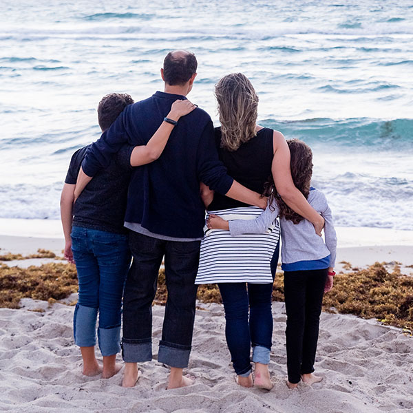famiglia al mare in primavera