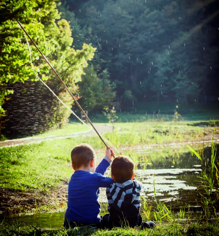 fotografia di bambini che pescano - lifestyle
